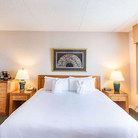 Ramada by Wyndham Thunder Bay Airlane Hotel Bagian luar foto