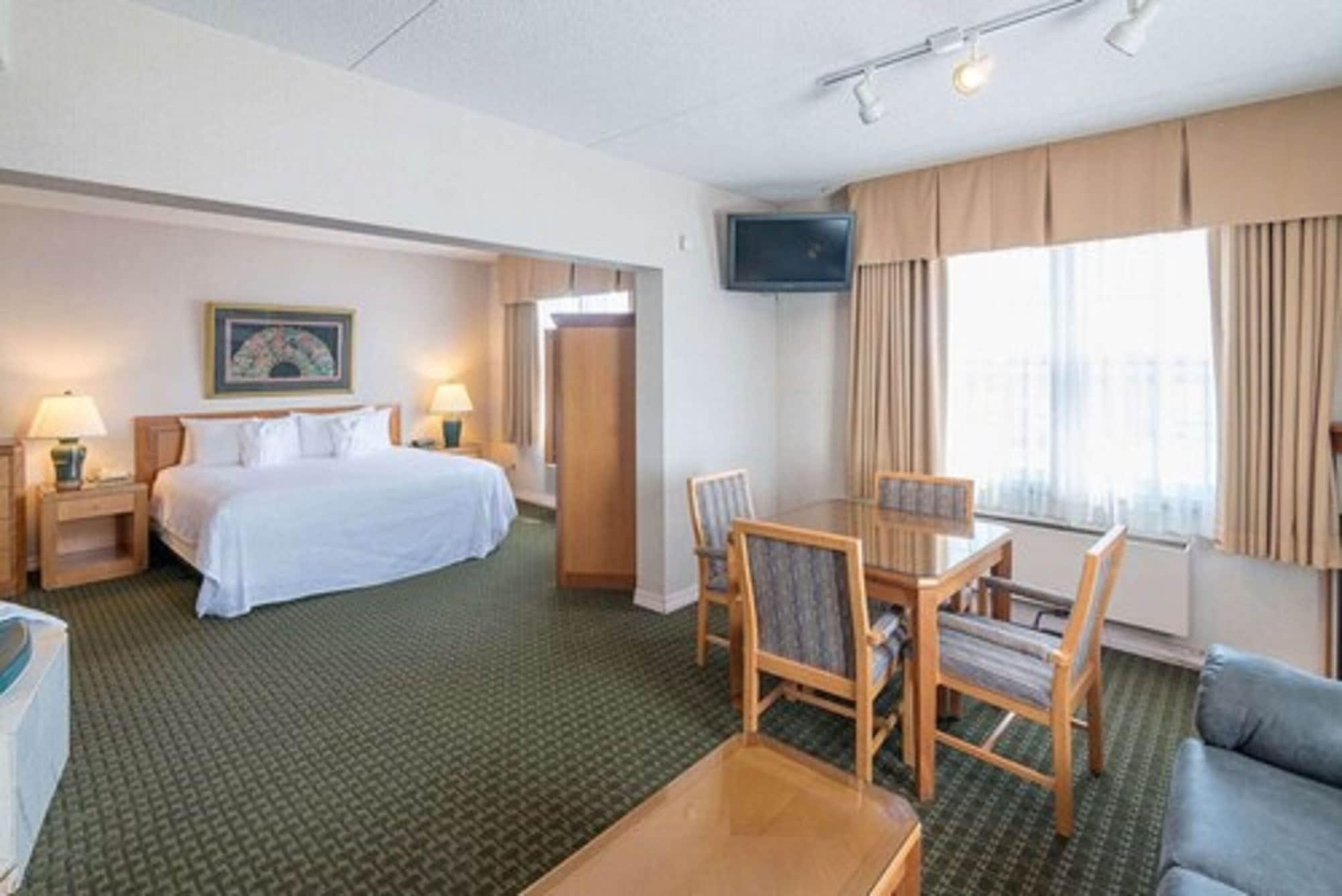 Ramada by Wyndham Thunder Bay Airlane Hotel Bagian luar foto