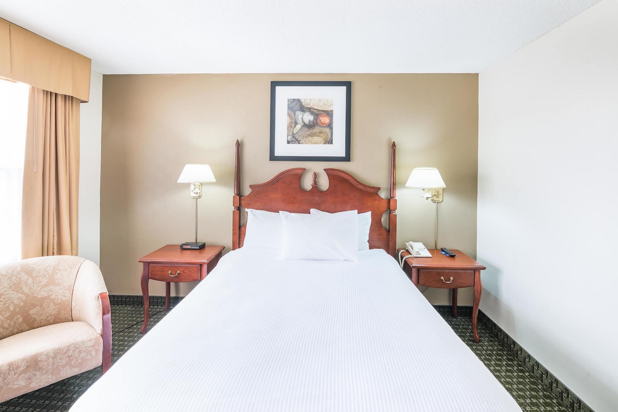 Ramada by Wyndham Thunder Bay Airlane Hotel Bagian luar foto