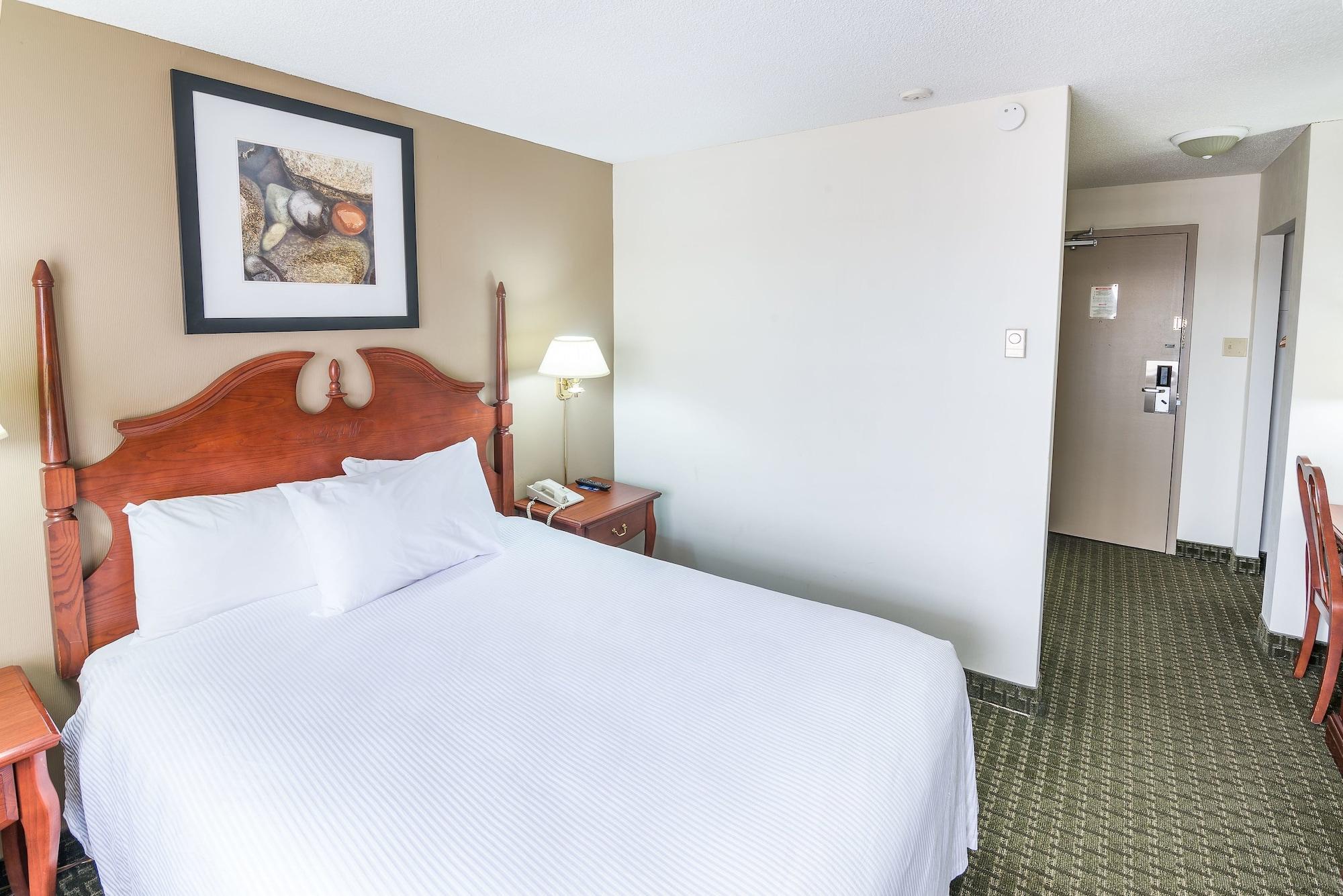 Ramada by Wyndham Thunder Bay Airlane Hotel Bagian luar foto