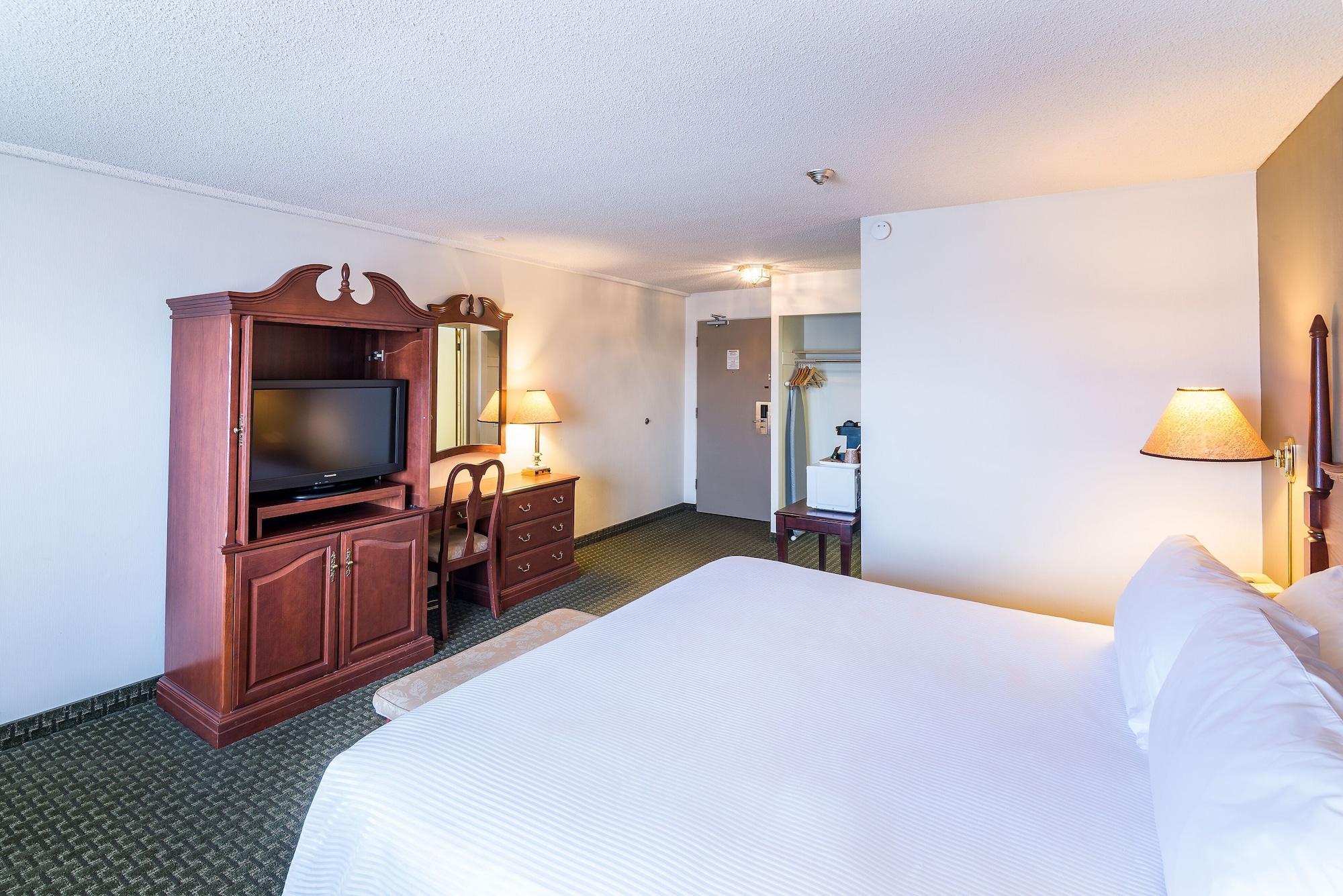Ramada by Wyndham Thunder Bay Airlane Hotel Bagian luar foto