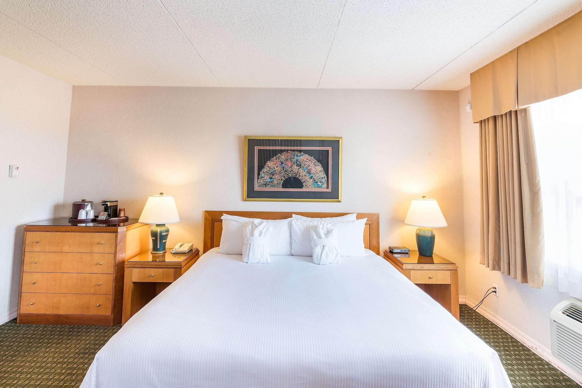 Ramada by Wyndham Thunder Bay Airlane Hotel Bagian luar foto