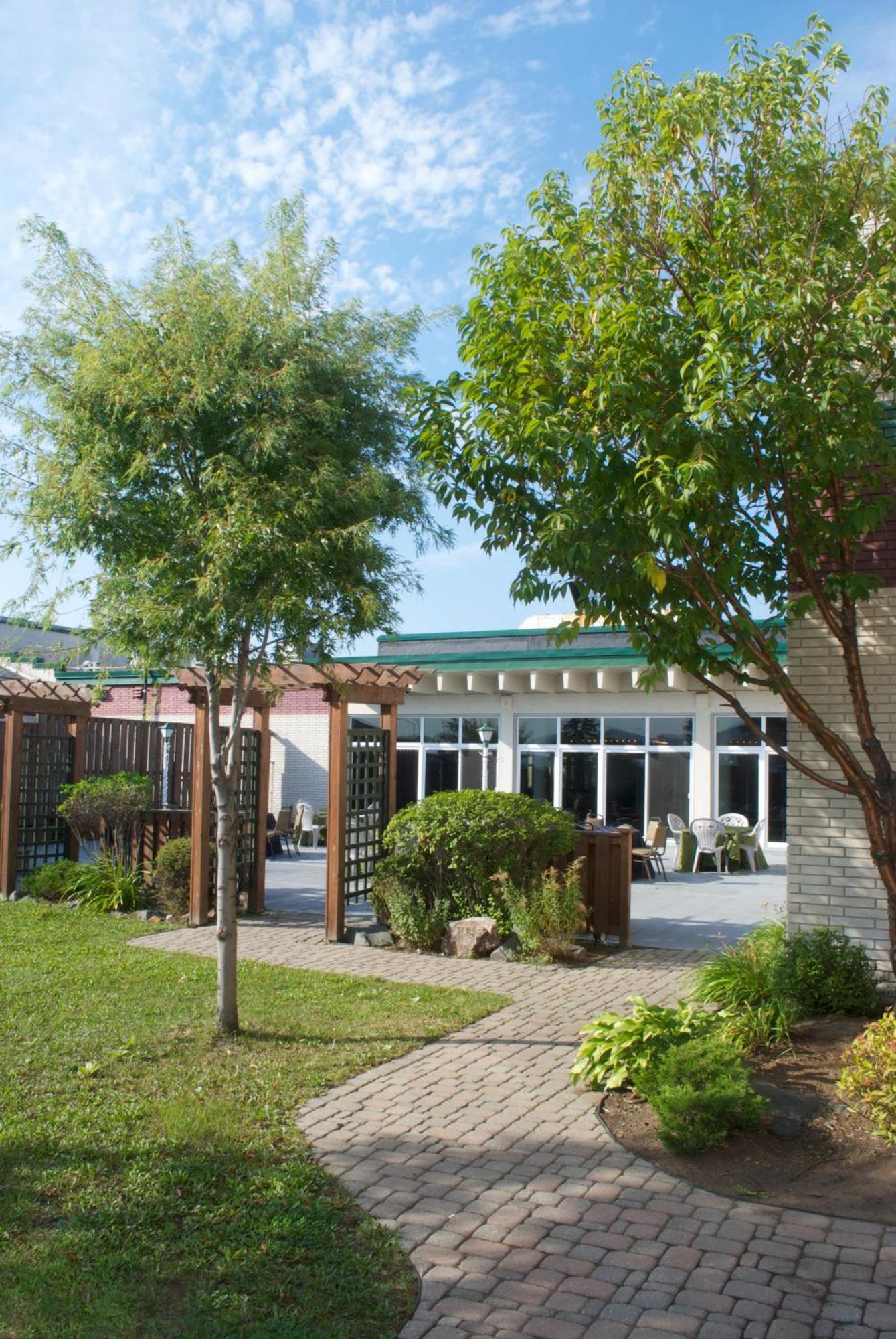 Ramada by Wyndham Thunder Bay Airlane Hotel Bagian luar foto