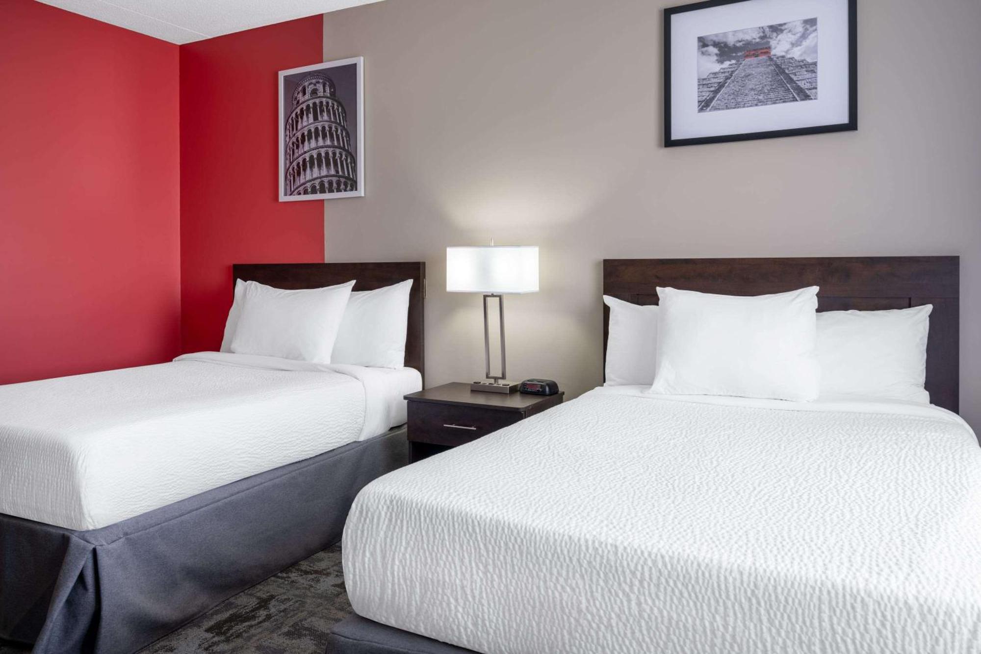 Ramada by Wyndham Thunder Bay Airlane Hotel Bagian luar foto