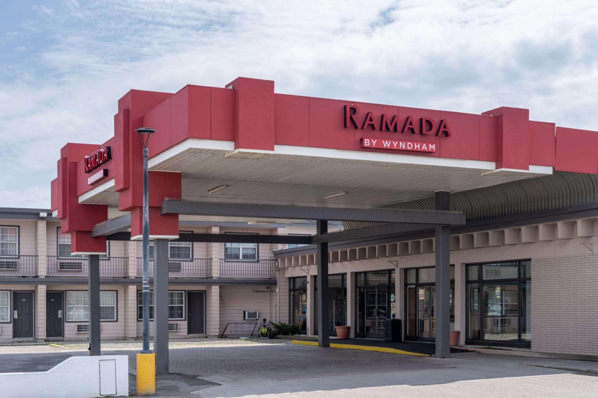 Ramada by Wyndham Thunder Bay Airlane Hotel Bagian luar foto