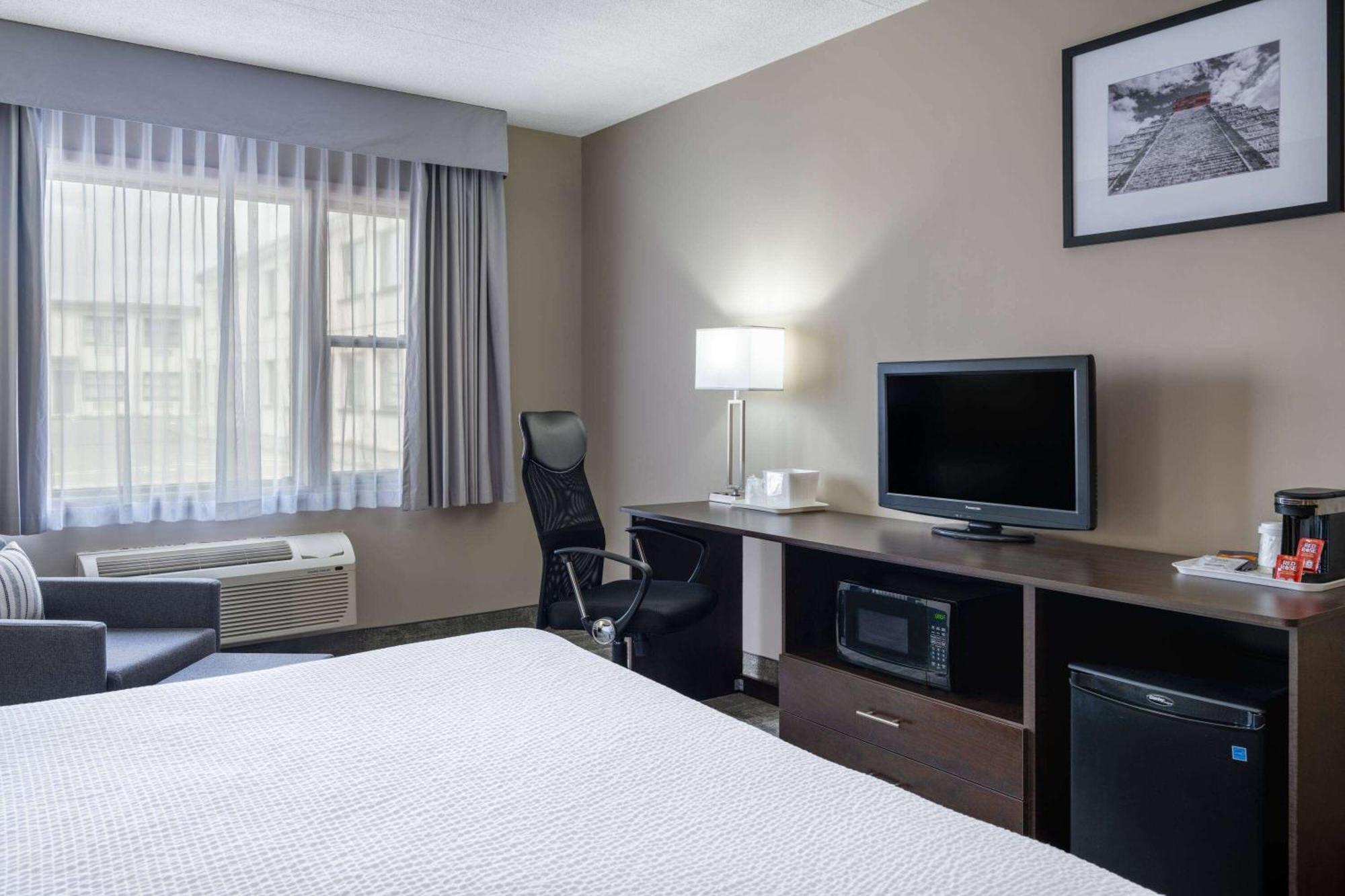 Ramada by Wyndham Thunder Bay Airlane Hotel Bagian luar foto