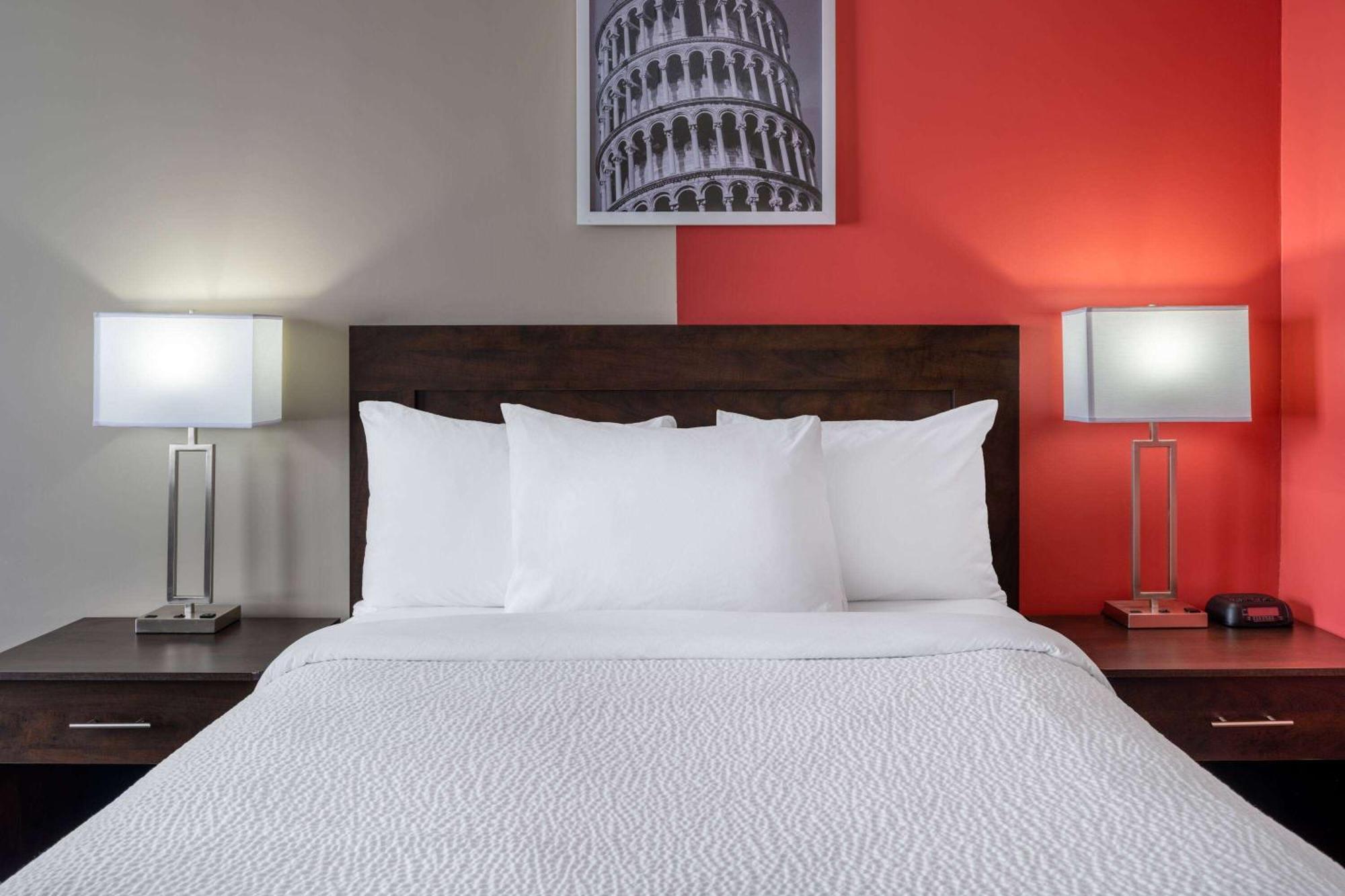 Ramada by Wyndham Thunder Bay Airlane Hotel Bagian luar foto