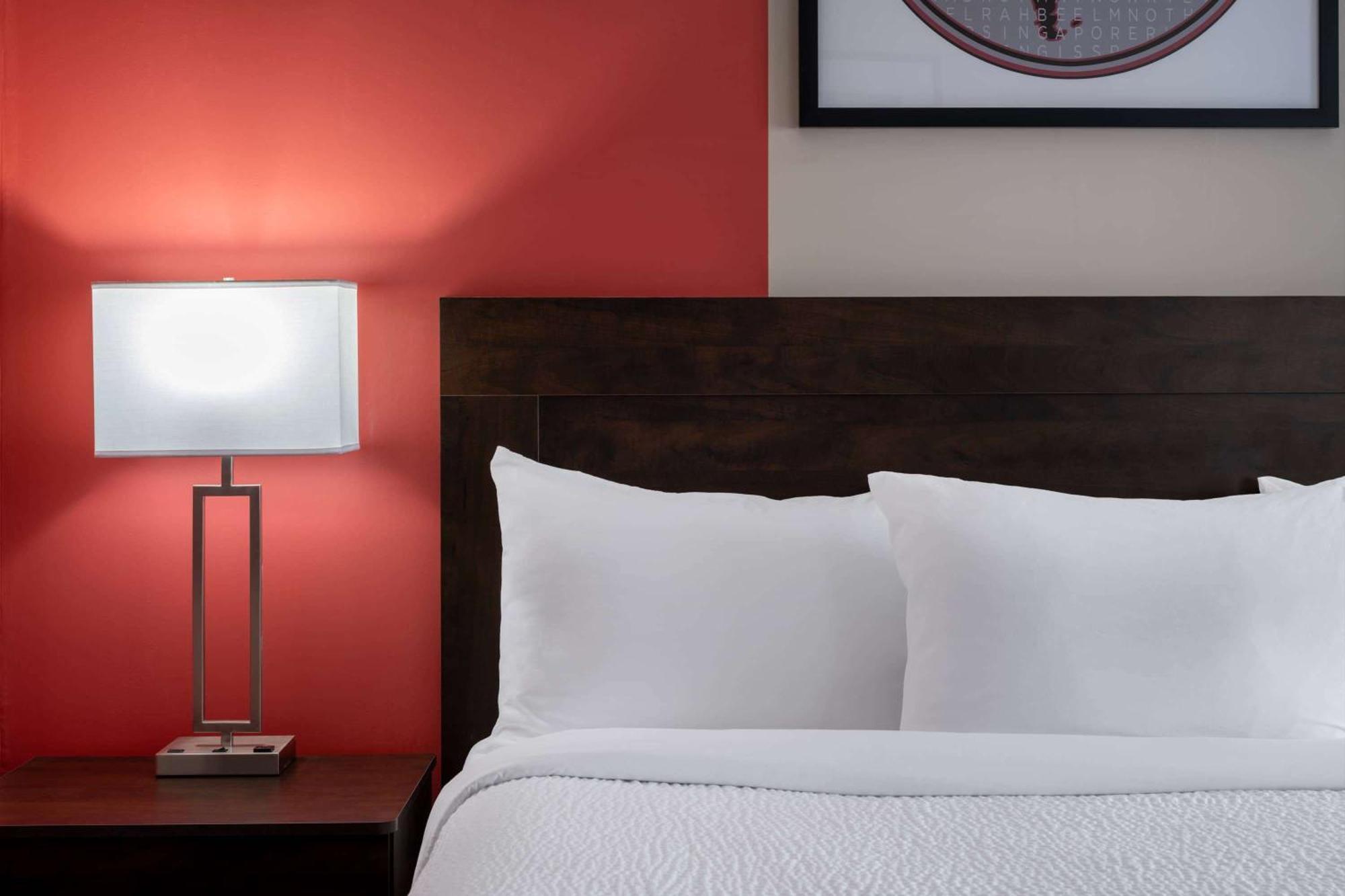 Ramada by Wyndham Thunder Bay Airlane Hotel Bagian luar foto