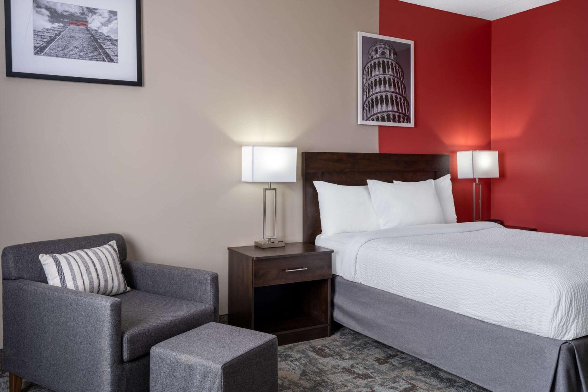 Ramada by Wyndham Thunder Bay Airlane Hotel Bagian luar foto