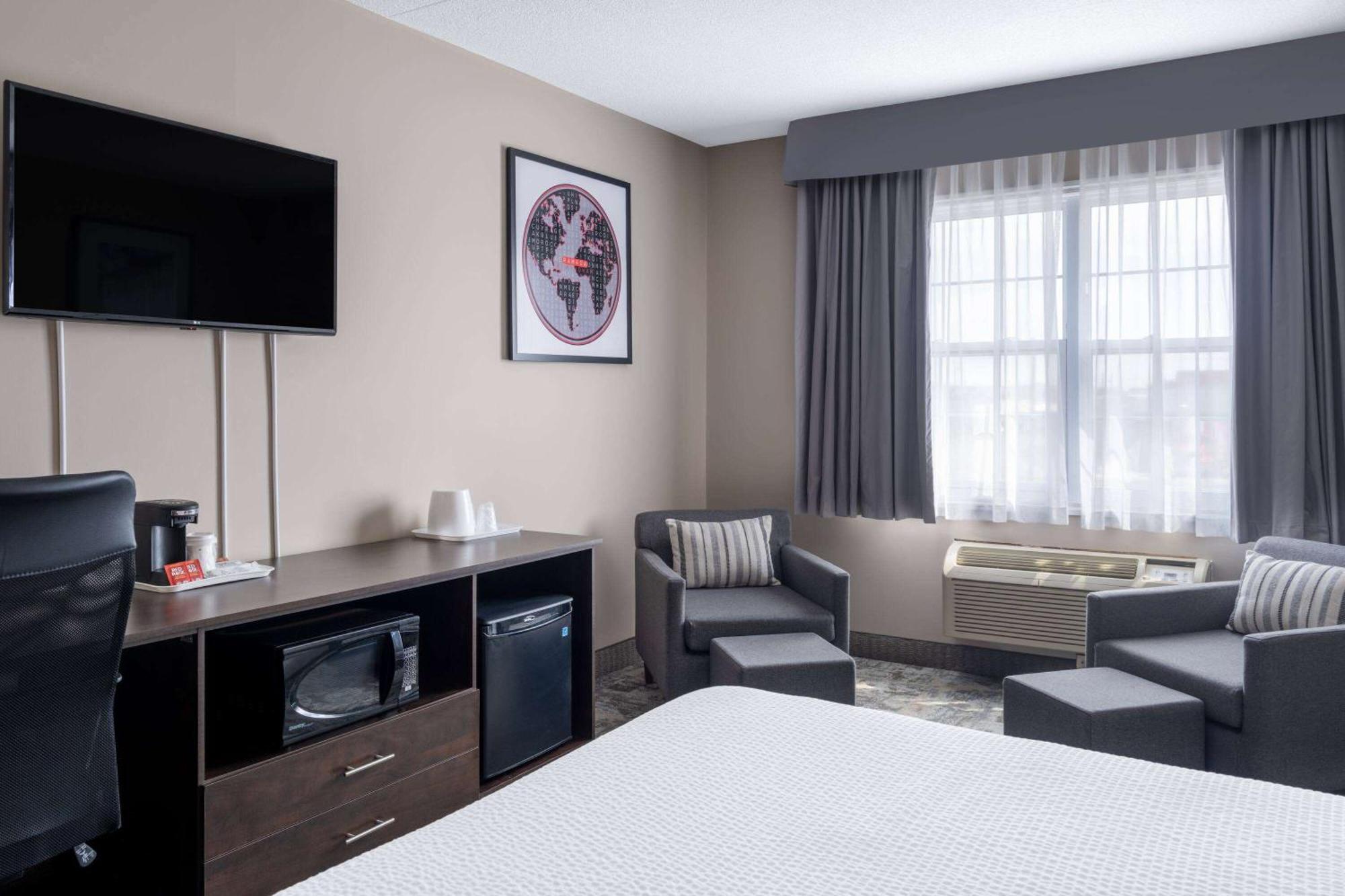 Ramada by Wyndham Thunder Bay Airlane Hotel Bagian luar foto