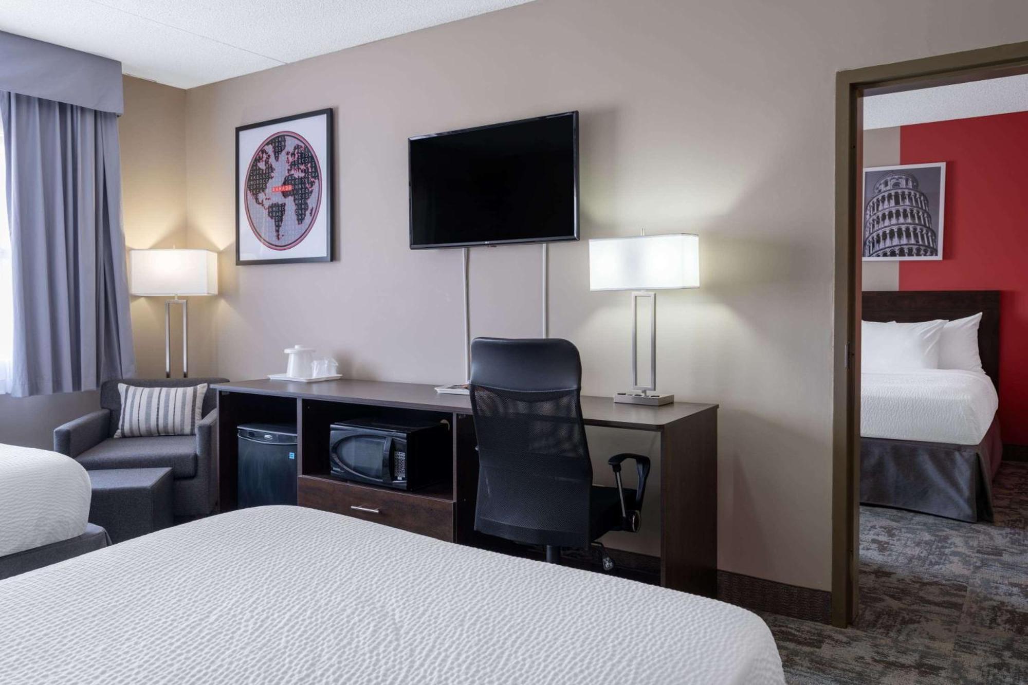 Ramada by Wyndham Thunder Bay Airlane Hotel Bagian luar foto