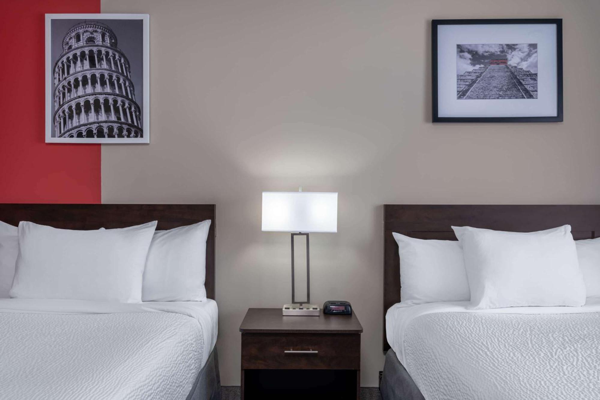 Ramada by Wyndham Thunder Bay Airlane Hotel Bagian luar foto
