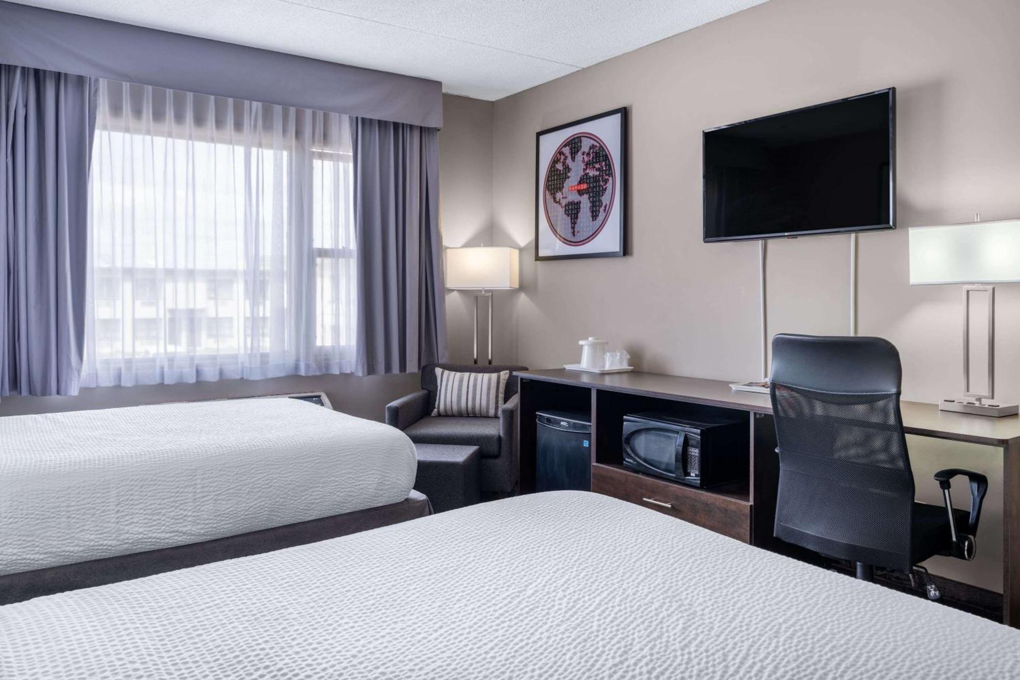 Ramada by Wyndham Thunder Bay Airlane Hotel Bagian luar foto