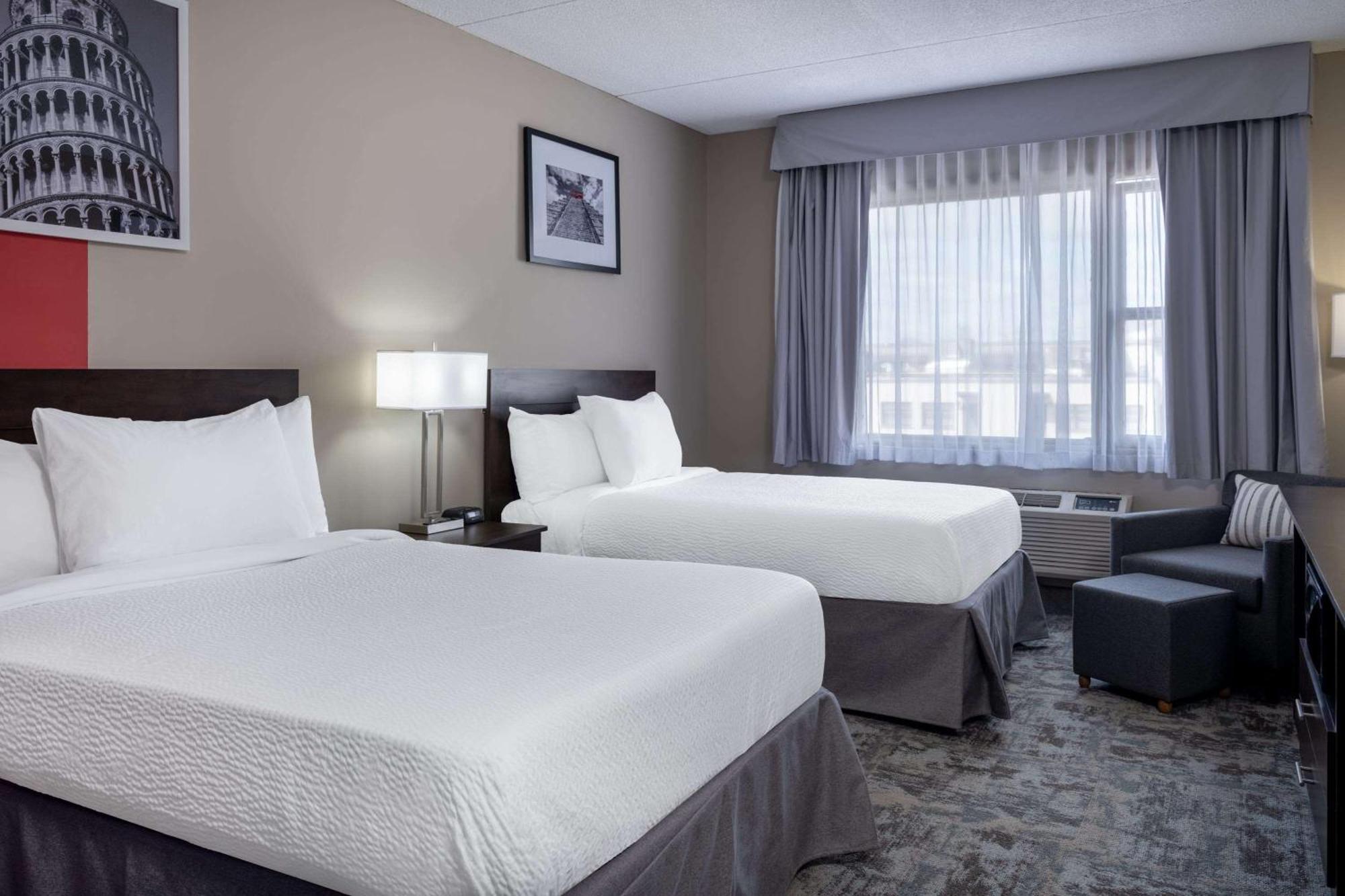 Ramada by Wyndham Thunder Bay Airlane Hotel Bagian luar foto