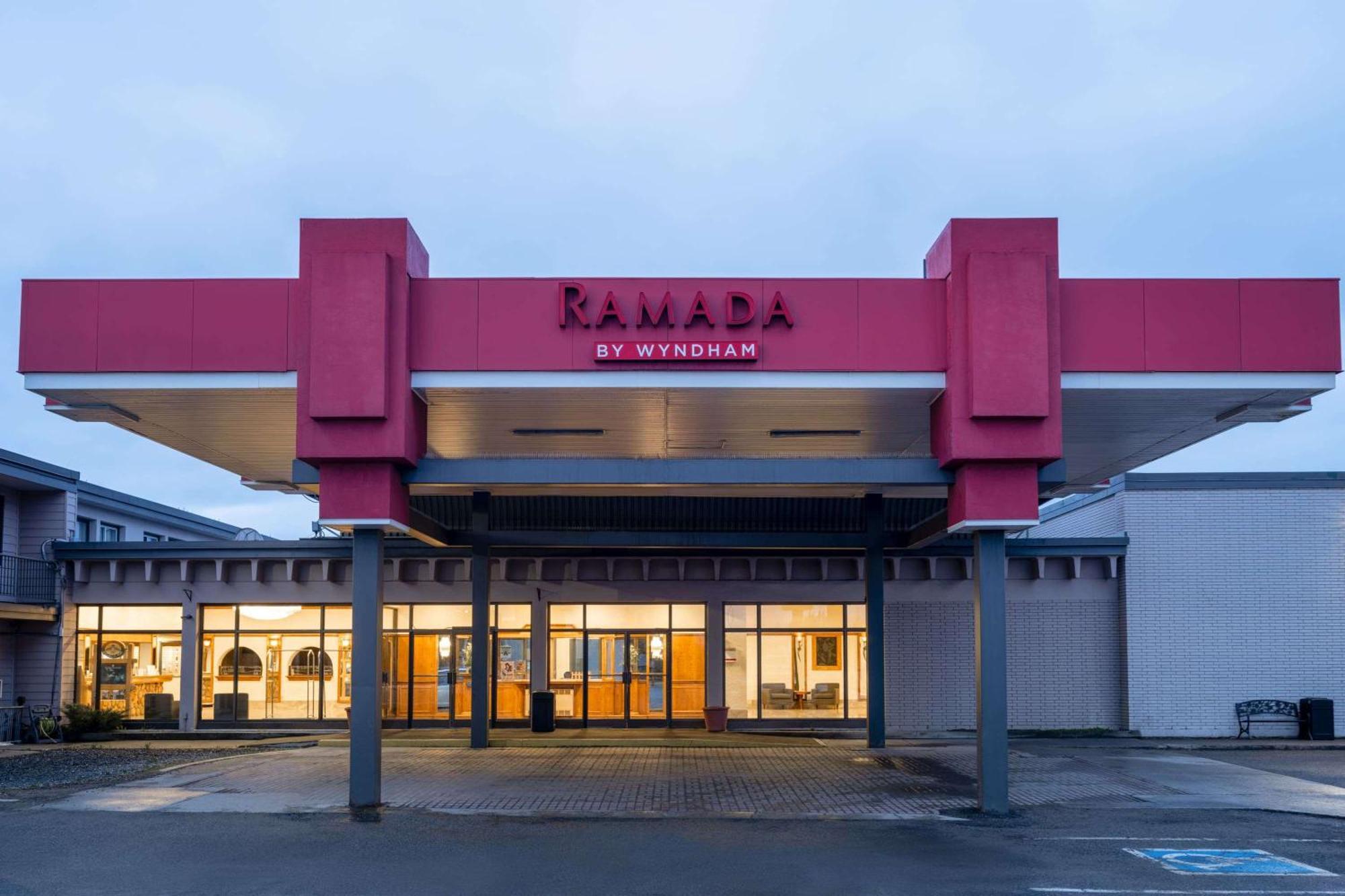 Ramada by Wyndham Thunder Bay Airlane Hotel Bagian luar foto