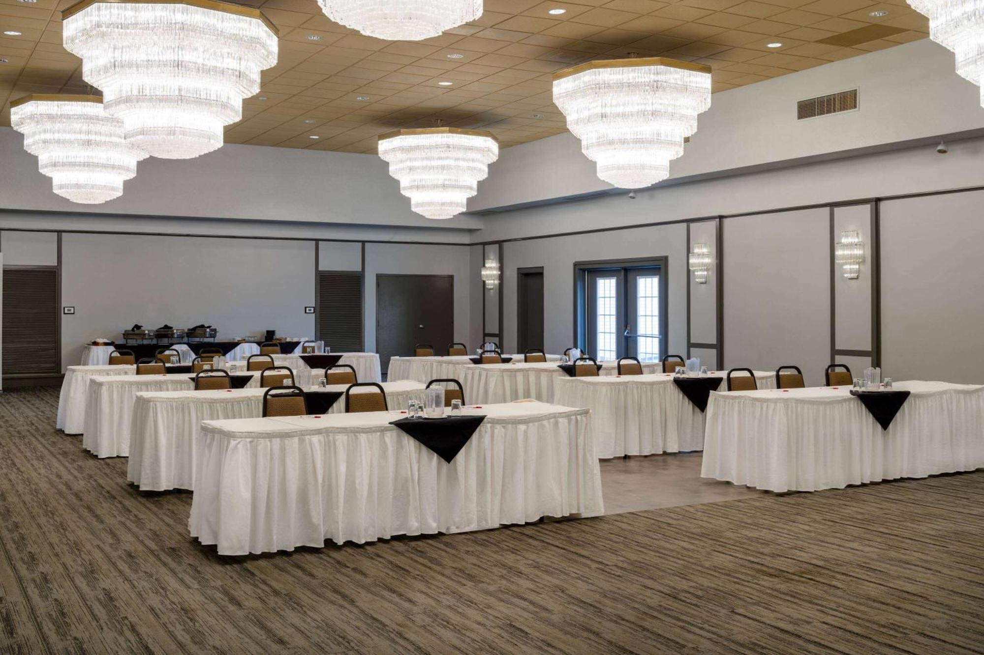 Ramada by Wyndham Thunder Bay Airlane Hotel Bagian luar foto