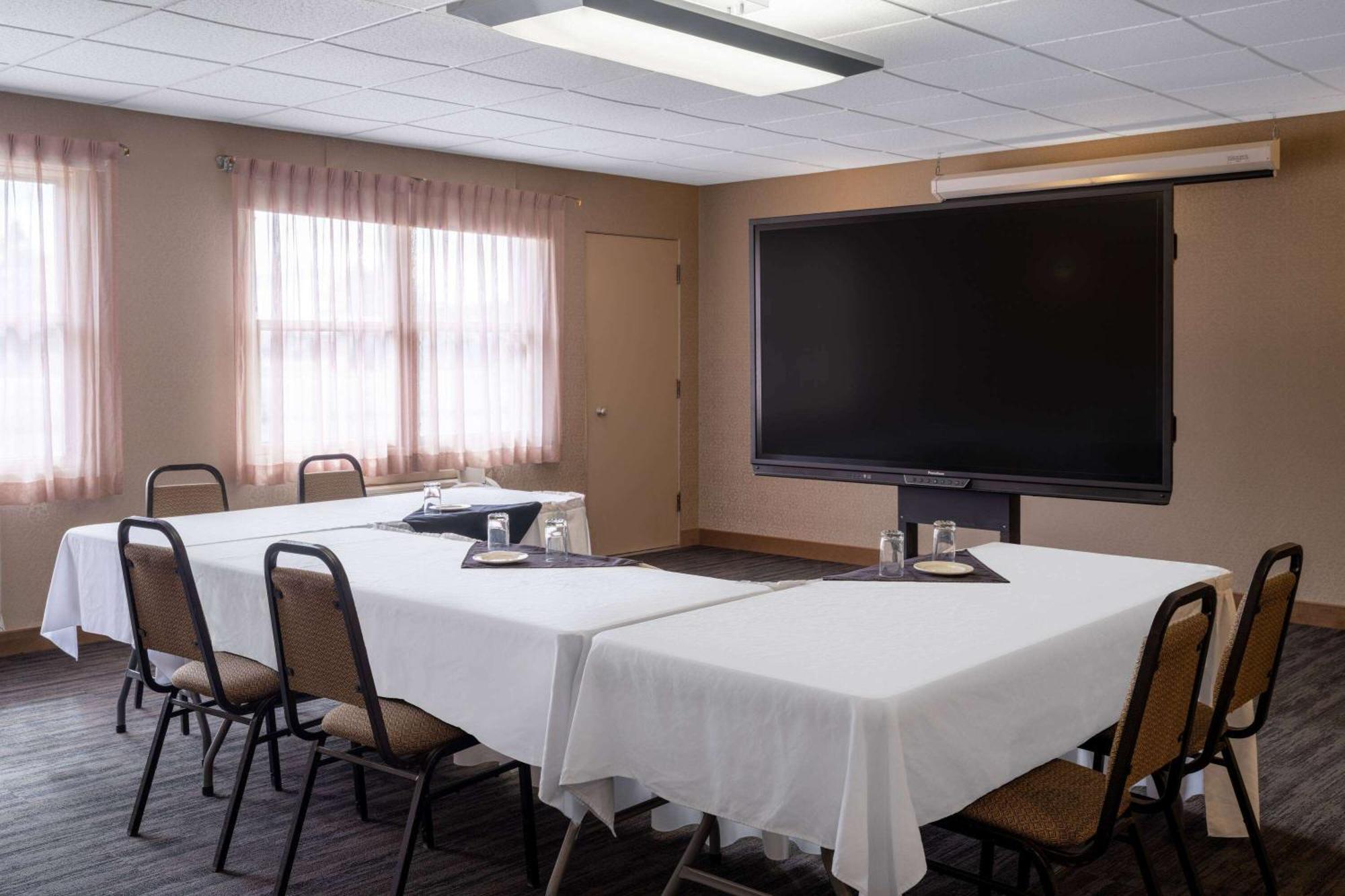 Ramada by Wyndham Thunder Bay Airlane Hotel Bagian luar foto