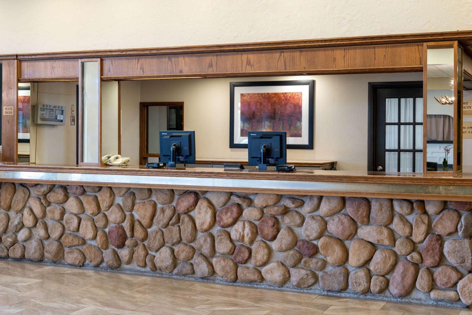 Ramada by Wyndham Thunder Bay Airlane Hotel Bagian luar foto