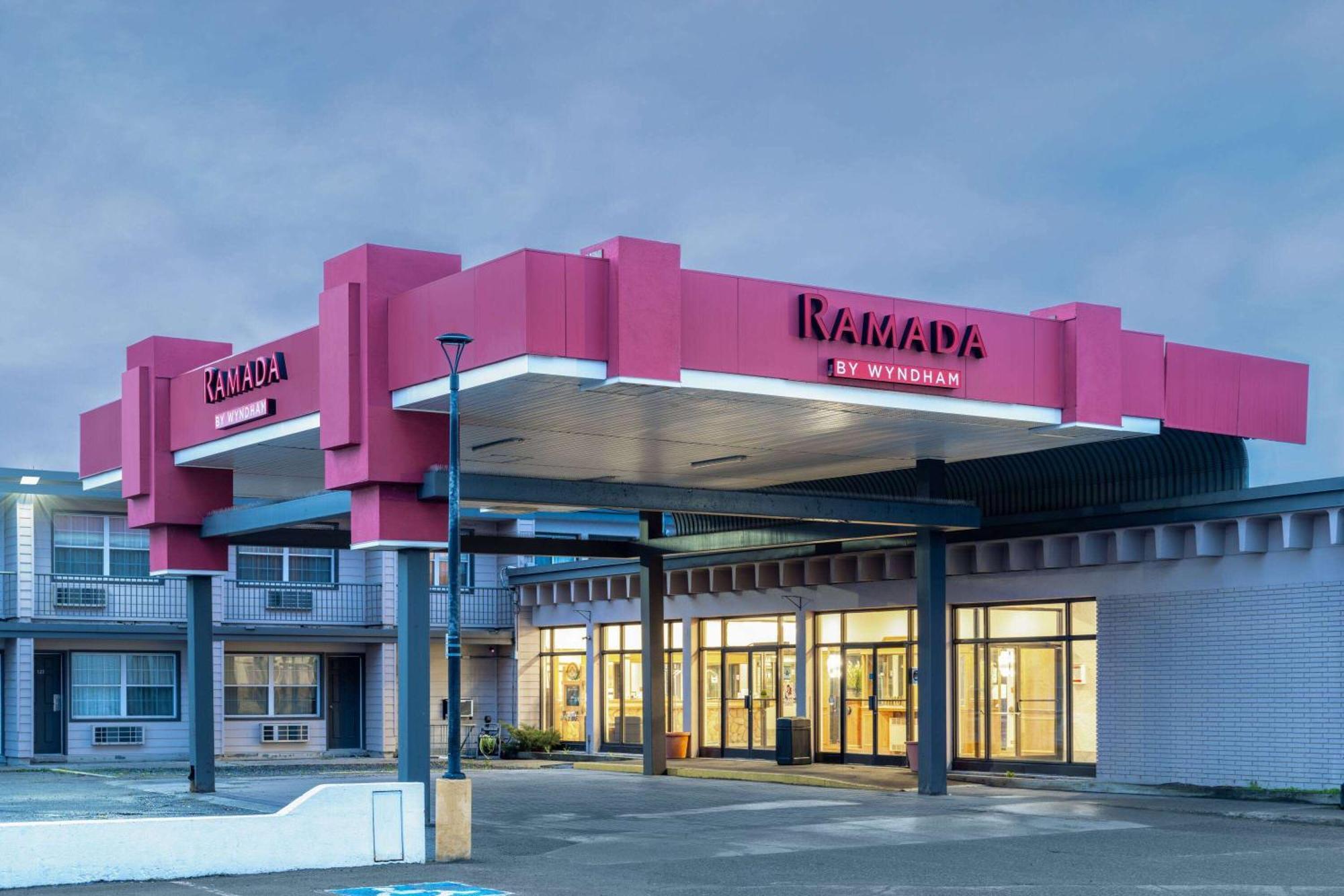 Ramada by Wyndham Thunder Bay Airlane Hotel Bagian luar foto