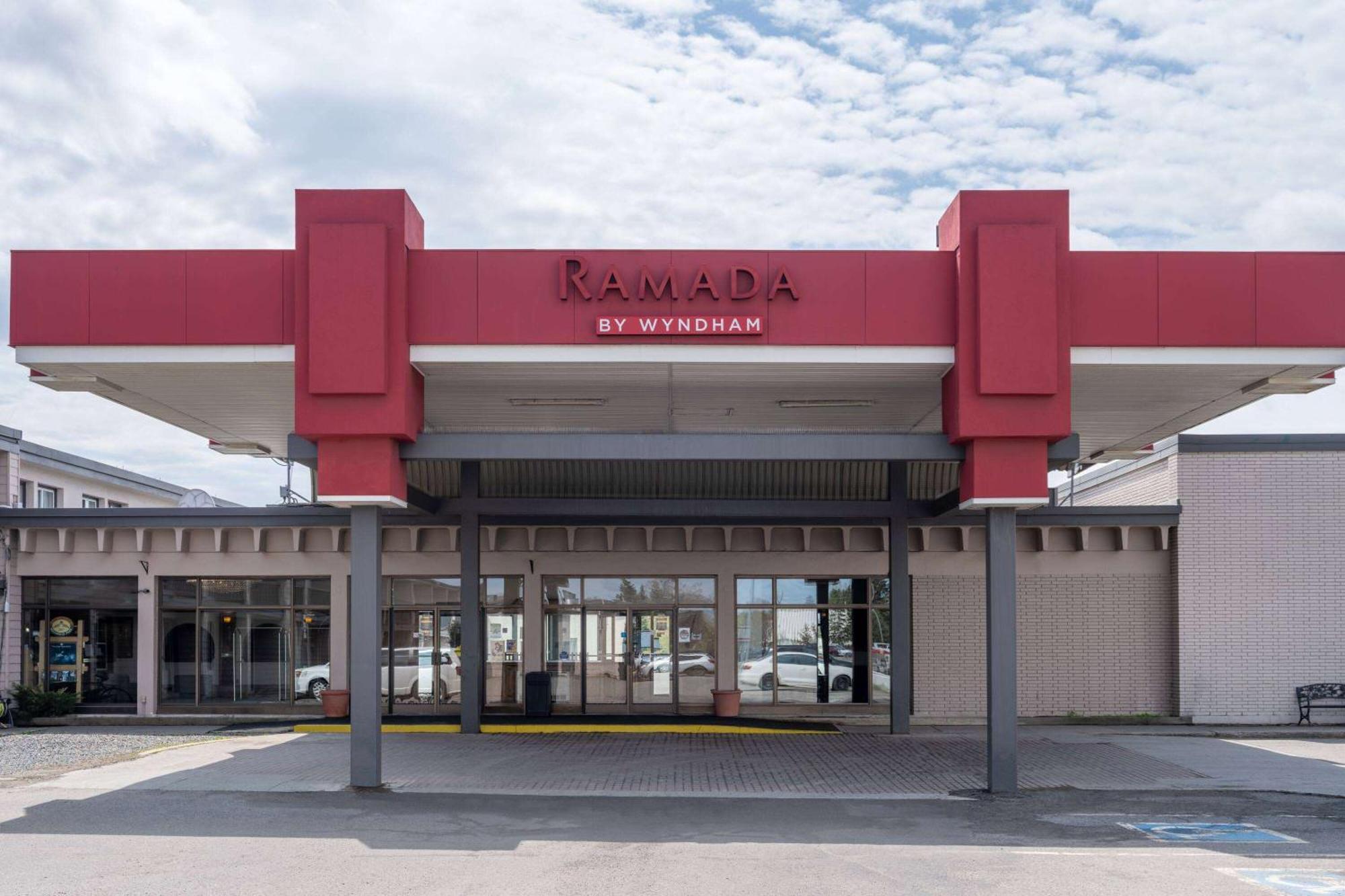 Ramada by Wyndham Thunder Bay Airlane Hotel Bagian luar foto