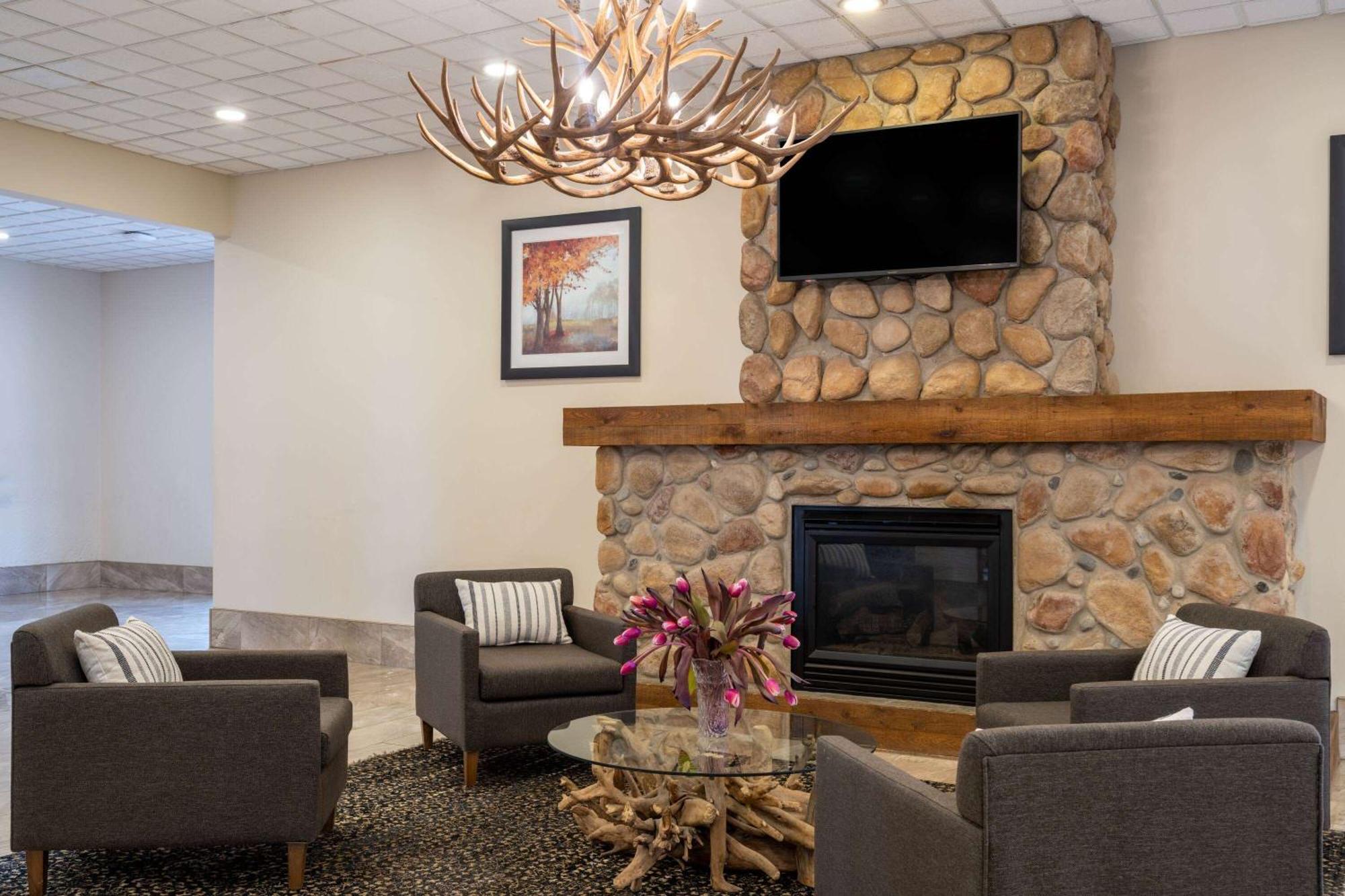 Ramada by Wyndham Thunder Bay Airlane Hotel Bagian luar foto