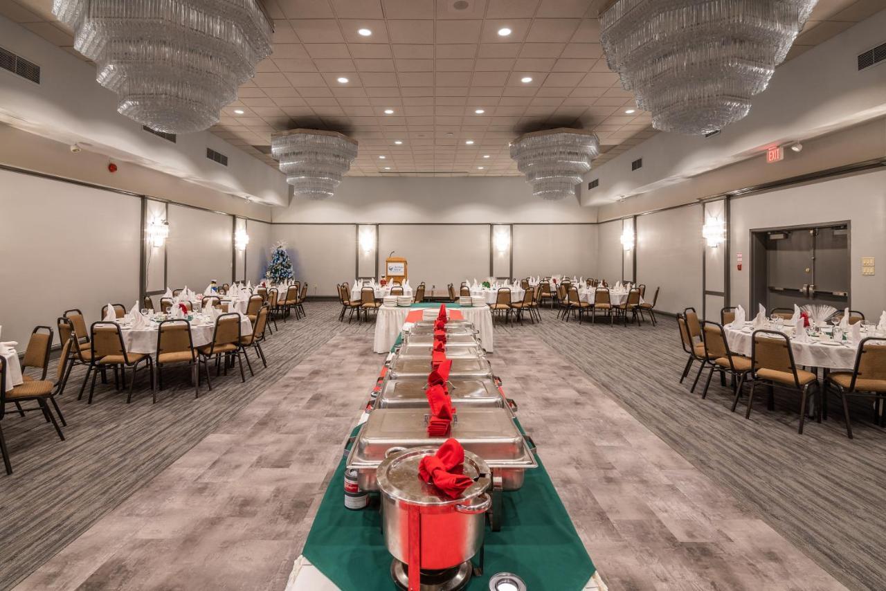 Ramada by Wyndham Thunder Bay Airlane Hotel Bagian luar foto