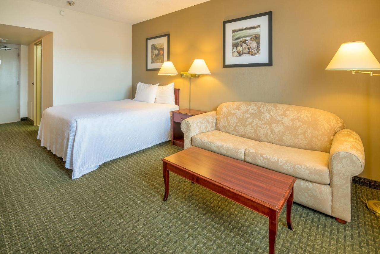 Ramada by Wyndham Thunder Bay Airlane Hotel Bagian luar foto