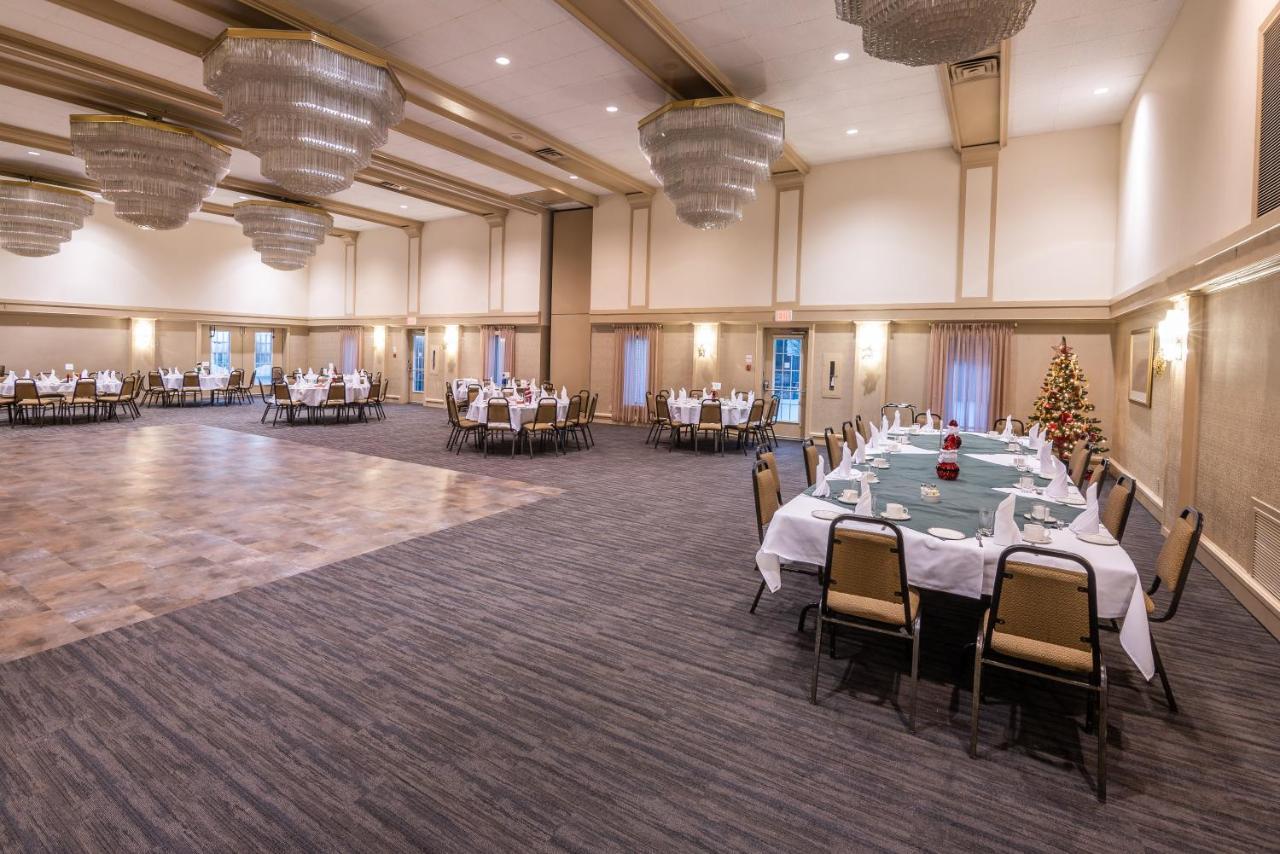 Ramada by Wyndham Thunder Bay Airlane Hotel Bagian luar foto