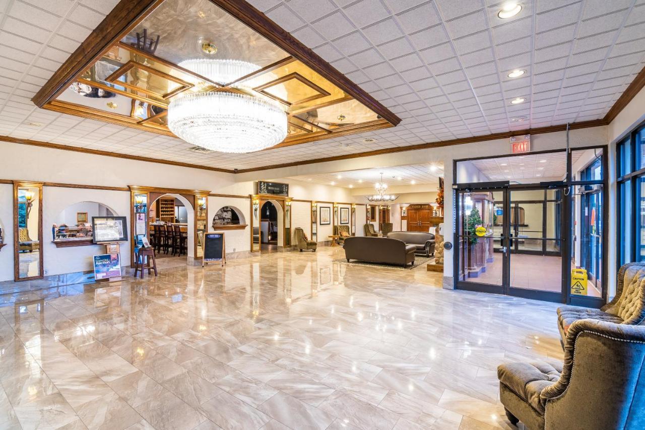 Ramada by Wyndham Thunder Bay Airlane Hotel Bagian luar foto