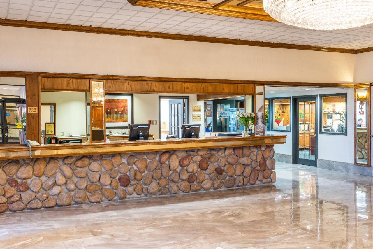 Ramada by Wyndham Thunder Bay Airlane Hotel Bagian luar foto