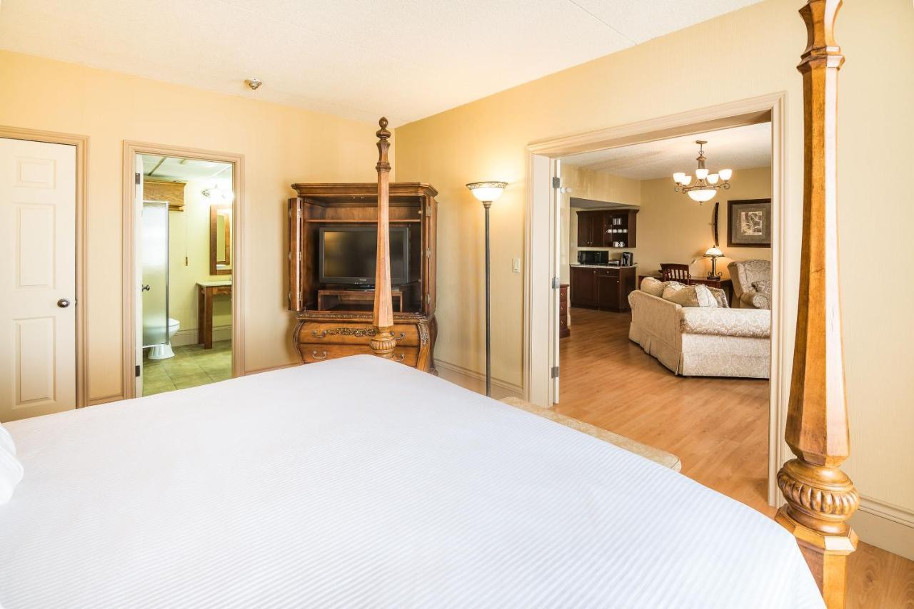 Ramada by Wyndham Thunder Bay Airlane Hotel Bagian luar foto