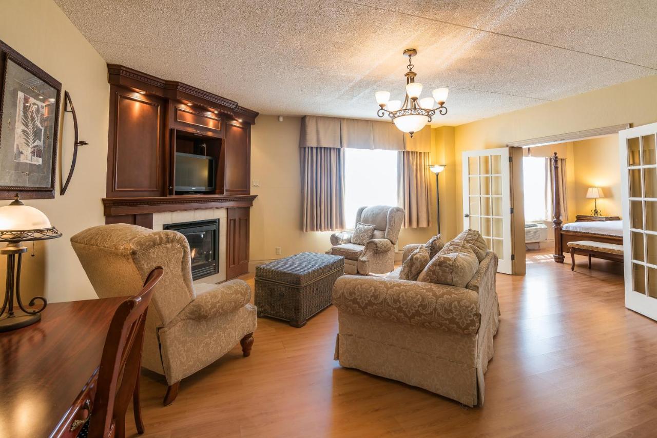 Ramada by Wyndham Thunder Bay Airlane Hotel Bagian luar foto