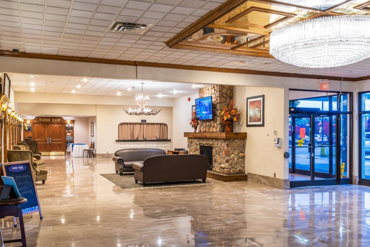 Ramada by Wyndham Thunder Bay Airlane Hotel Bagian luar foto
