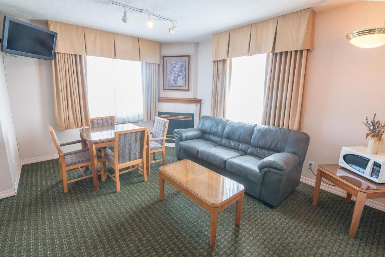 Ramada by Wyndham Thunder Bay Airlane Hotel Bagian luar foto