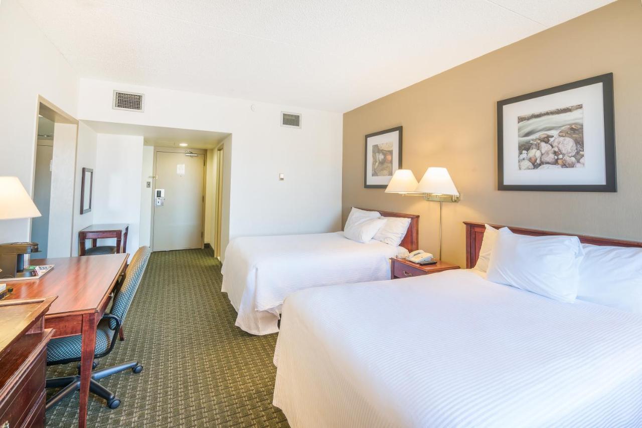 Ramada by Wyndham Thunder Bay Airlane Hotel Bagian luar foto