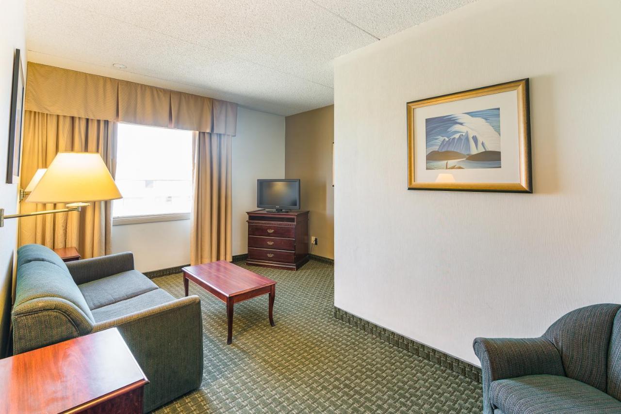 Ramada by Wyndham Thunder Bay Airlane Hotel Bagian luar foto